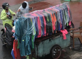 Hujan Membawa Berkah, Sosok Ini Menjadi Miliarder Lewat Jualan Jas Hujan